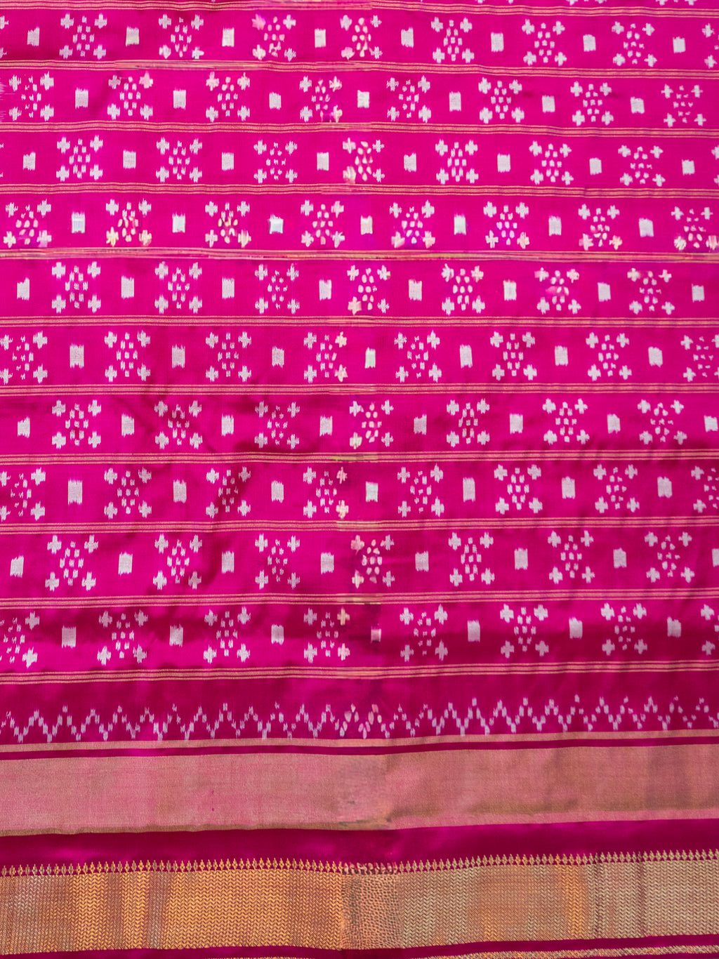 Pure Pochampally Double Ikat Silk Saree in White Ghatchola Checks with Pink Pallu & Zari