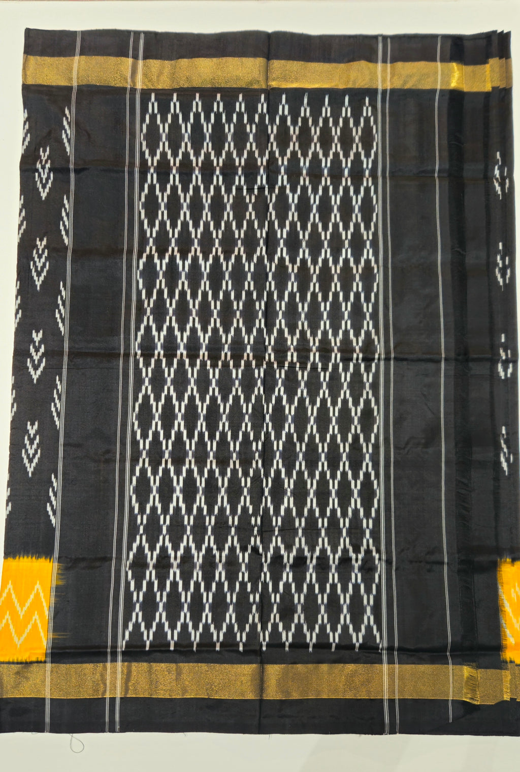 Pure Pochampally silk saree with contrast Blouse