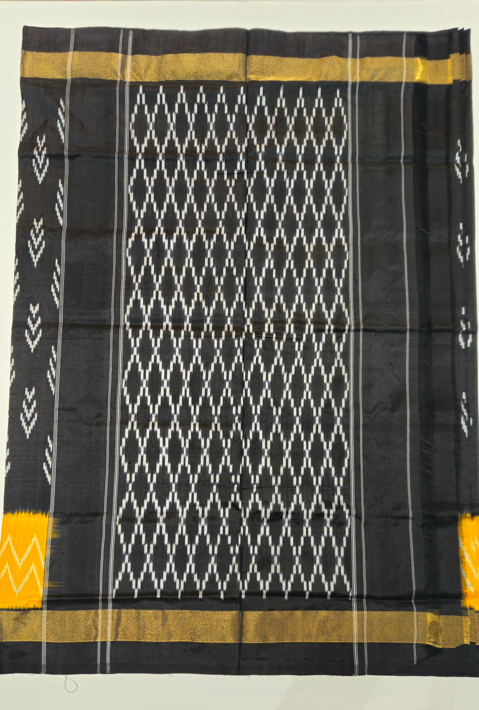 Pure Pochampally silk saree with contrast Blouse